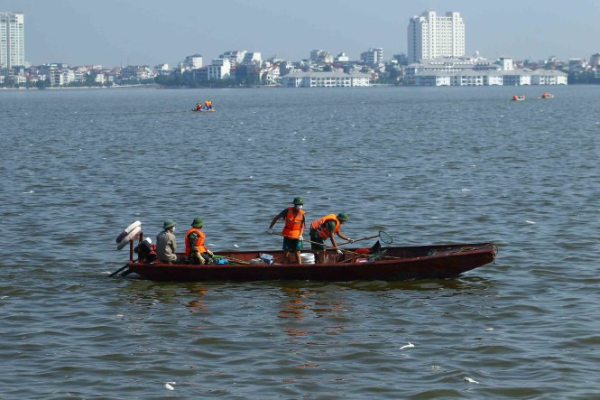 Hà[-]Nội:[-]Huy[-]động[-]bộ[-]đội[-]vớt[-]cá[-]chết[-]trên[-]hồ[-]Tây